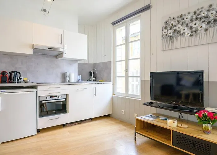 Au Coeur De St Martin: Le Bucheron * سان مارتن دو ر